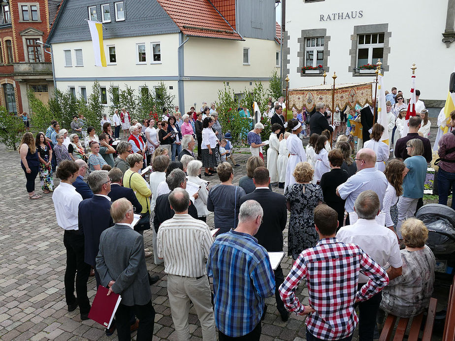 Fronleichnamsprozession durch die Straßen von Naumburg (Foto: Karl-Franz Thiede)